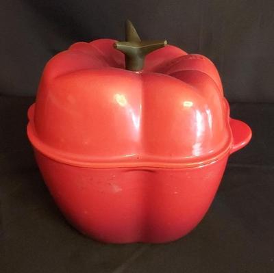LE CREUSET RED PEPPER CAST IRON DUTCH OVEN 