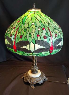 LARGE TIFFANY STYLE TABLE LAMP IN NEED OF REPAIR