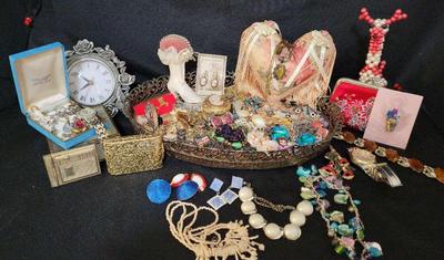 COSTUME JEWELRY WITH A SMALL AMOUNT OF GOLD AND SILVER