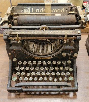 VINTAGE UNDERWOOD TYPEWRITER 