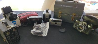 VINTAGE CAMERAS AND VINTAGE LUNCH BOX