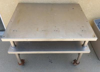 STAINLESS STEEL WORK TABLE