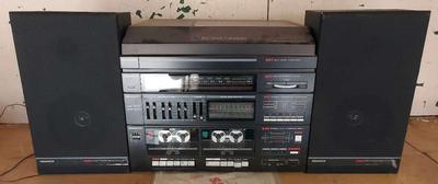 MAGNAVOX INTEGRATED STEREO BELT DRIVE AND SPEAKERS 