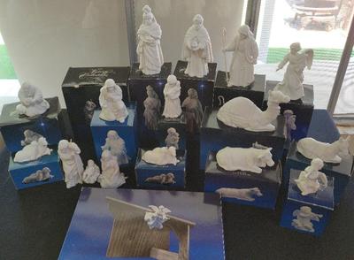 VINTAGE AVON WHITE PORCELAIN NATIVITY SET