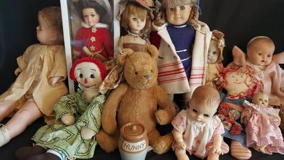 VINTAGE AND ANTIQUE DOLLS, INCLUDES AMERICAN GIRL AND AN R.J. WRIGHT WINNIE THE POOH
