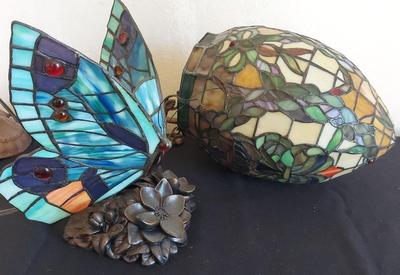 GORGEOUS TIFFANY-STYLE TABLE TOP LAMP AND HANGING LAMP