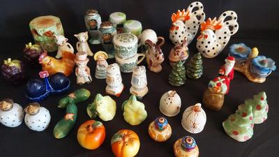 OVER A DOZEN VINTAGE SALT AND PEPPER SHAKERS 
