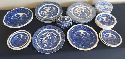 BLUE AND WHITE PORCELAIN COLLECTION WITH CHINESE MOTIF 
