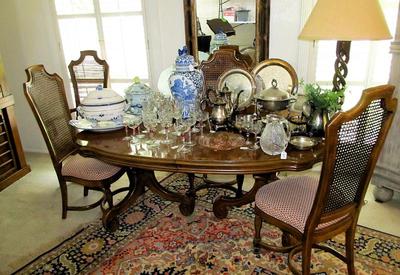 VTG Thomasville dining table with 6 chairs and 2 leaves. 