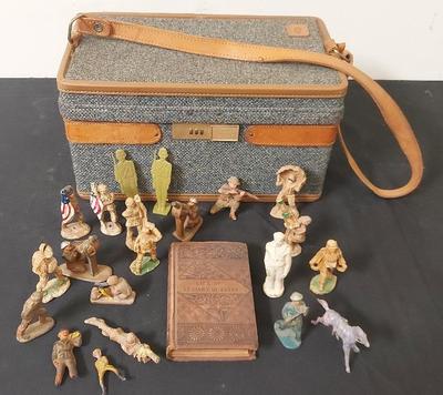 VINTAGE LOT OF HARTMAN TRAVEL CASE, BOOK AND TOY SOLDIER FIGURES 