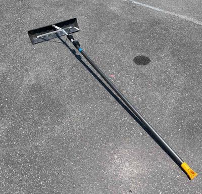 Telescopic roof snow scraper