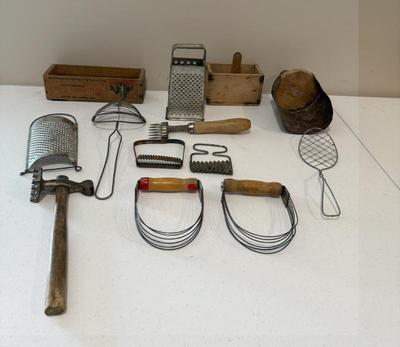 Vintage Kitchenwares Lot
Lot #: 217