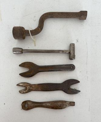 Lot (5) Vintage Wrenches- Alligator & More
Lot #: 67