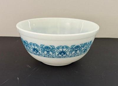 Vintage Pyrex #403 Blue Horizon 2.5 Qt Nesting Mixing Bowl
Lot #: 20