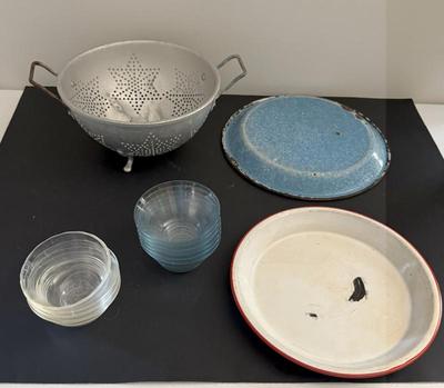 Lot Vintage Pyrex & Fire King Custard Dishes, Graniteware Pie Plates, Vintage Collander
Lot #: 218
