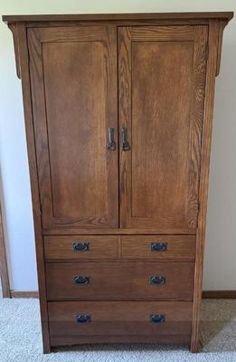 Large Oak Wardrobe
Lot #: 59