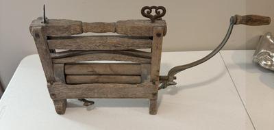 Vintage Primitive Clamp-on Washtub Wringer
Lot #: 115