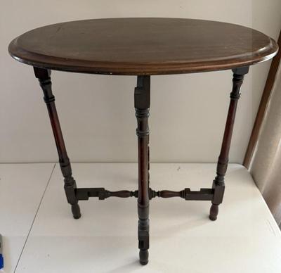 Neat Vintage Walnut-tone Fold-up Side Table
Lot #: 58