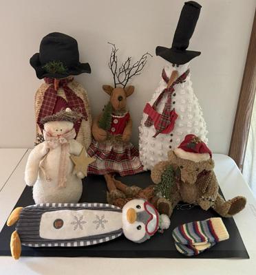 Lot Christmas Decor- Snowmen, Reindeer, Bear, Penguin & Mittens
Lot #: 357