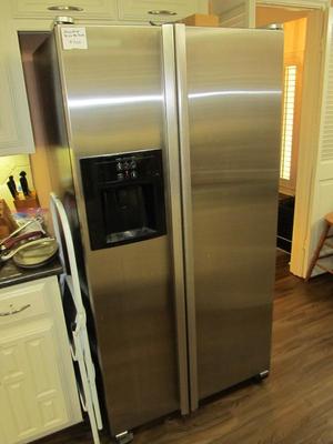 Sale Photo Thumbnail #101: Jenn-Air fridge w/ water and ice