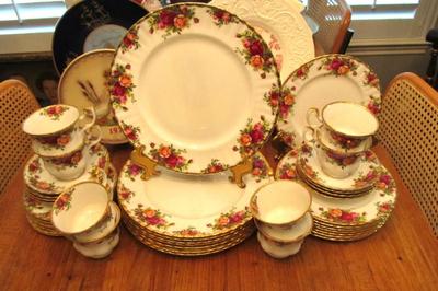 Sale Photo Thumbnail #25: Royal Albert, Old Country Roses bone china 40pc