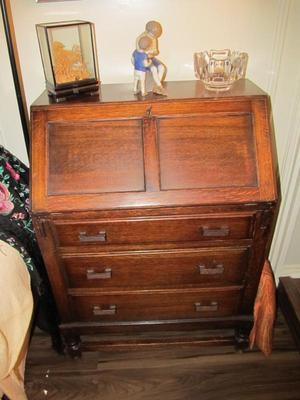 Sale Photo Thumbnail #9: 1930s English Oak Bureau
