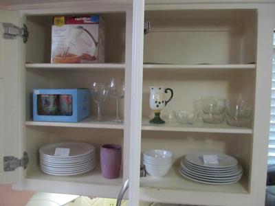 Sale Photo Thumbnail #88: Full kitchen - small appliances, glassware, gadgets, utensils, cast iron, pots and pans sets, cookbooks, and more