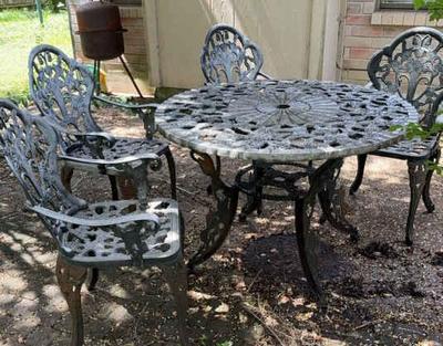 Patio round table and 4 chairs