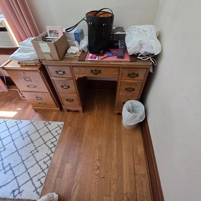Sale Photo Thumbnail #138: Desk