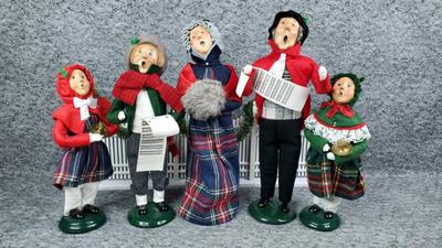 5 byer s choice carolers with fence