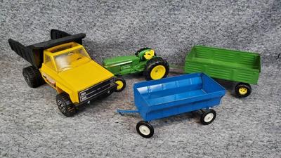 Tonka dump truck with ertl tractor and 2 wagons