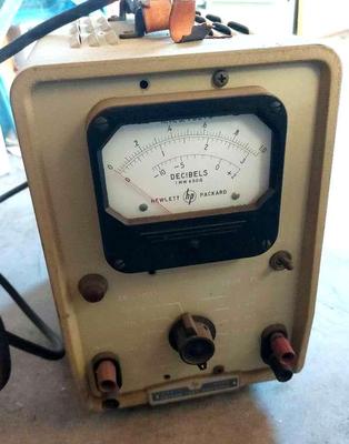 VINTAGE HP HEWLETT PACKARD MODEL 400D VACCUNM TUBE VOLTMETER 