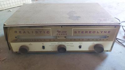 REALISTIC FM/AM STEREOLYNE TUNER