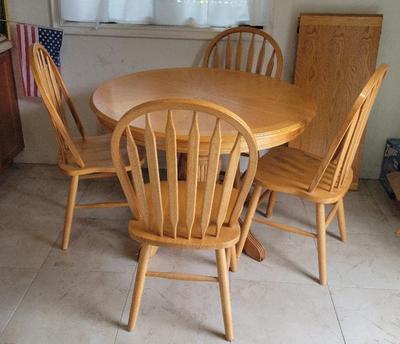 CUTE KITCHEN TABLE AND FOUR CHAIRS 