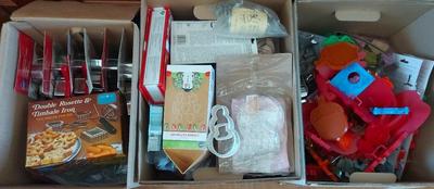 MYSTERY LOT OF COOKIE CUTTERS 