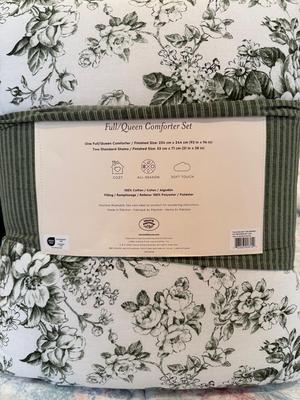 NIP Laura Ashely Full/Queen Comforter Set, 2 Off White Throw Pillows & Green Throw Blankets 
