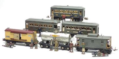 Sale Photo Thumbnail #291: 6 Pre-war Lionel Train Cars w/ 16 Lead Figures