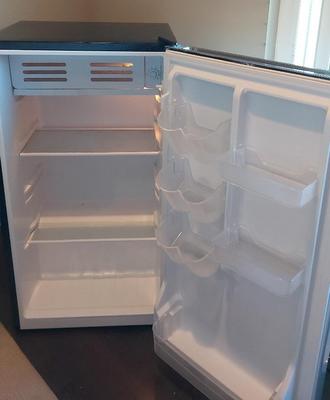 WORKING COMPACT FRIGIDAIRE RETRO REFRIGERATOR
