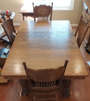 PRETTY WOODEN TABLE WITH FOUR CHAIRS