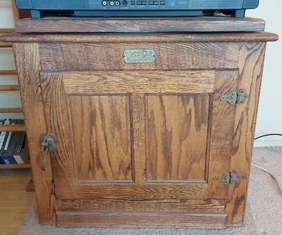 RETRO SWIVELING TV STAND