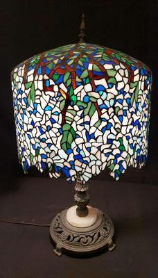 BRILLIANT AND LARGE TIFFANY-STYLE BRASS LAMP
