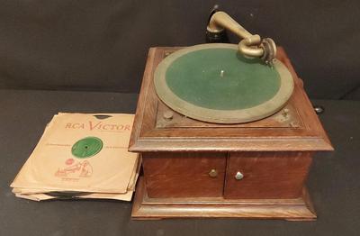 VICTOR DISC PHONOGRAPH