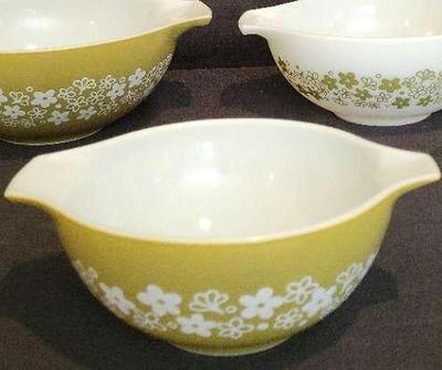 "CRAZY DAISY" PYREX NESTING MIXING BOWLS 