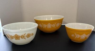 Lot (3) Vintage Pyrex Nesting Mixing Bowls, Butterfly Gold Pattern, 401 1.5 Pt, 402 1.5 Qt, 403 2.5 Qt
Lot #: 33
