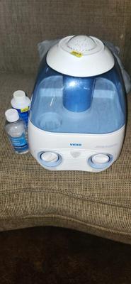 Humidifier/Vaporizer with Vicks vaposteam and cleaner