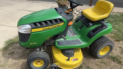 John Deere E100 Riding Lawn Mower