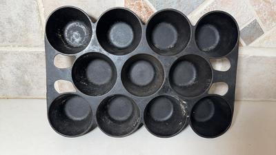 Griswold No 10 Cast Iron Muffin Pan