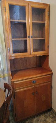 KITCHEN/DINING ROOM CABINET HUTCH