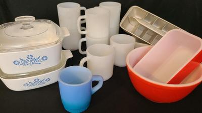 ECLECTIC COLLECTION OF VINTAGE PYREX, FIRE-STONE, AND GLASBAKE 