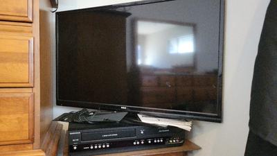 32" RCA FLAT SCREEN TV AND MAGNAVOX VCR/DVD PLAYER